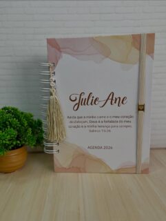 Um novo ano vem aí, e com ele, novas metas, sonhos e histórias para registrar! 💖
Sua agenda personalizada 2026 é o primeiro passo para começar com organização e muito estilo!
#agendapersonalizada2026
#papelariapersonalizada