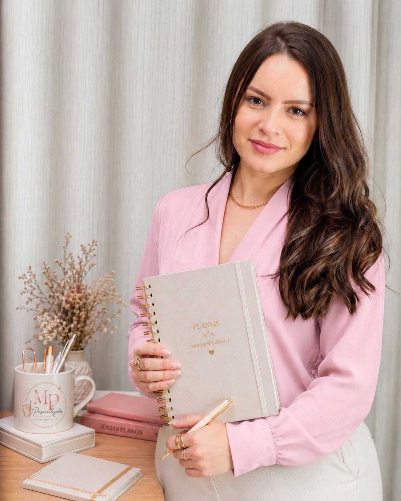 Prazer, eu sou Paula! ✨
Cristã, casada e apaixonada por transformar ideias em detalhes cheios de carinho através da papelaria personalizada.🩷

Por aqui você vai encontrar muito amor em cada criação, atendimento leve, cuidado em cada pedido e alguém sempre disposta a tornar seus momentos ainda mais especiais. 
Acredito que pequenos detalhes fazem toda a diferença. 

Seja bem-vindo(a) ao meu cantinho criativo! ✨💕
